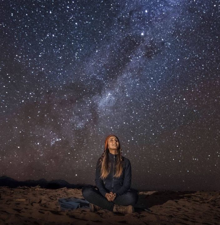 A jornalista mineira contempla o céu de Atacama, no Chile
